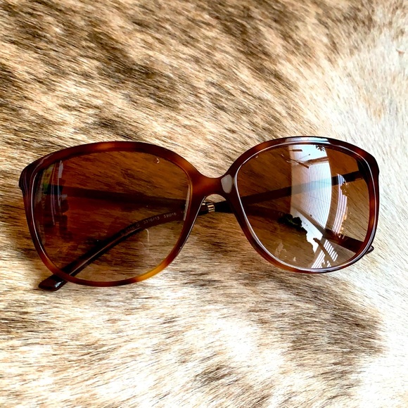 Burberry : Classic Tortoise Shell Sunglasses